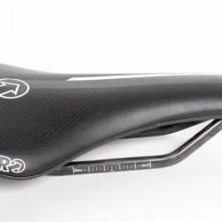 Pro Turnix Carbon Zadel-Zwart-Wit-275x132 -Cinelli Winkel sprsa0250 2 medium